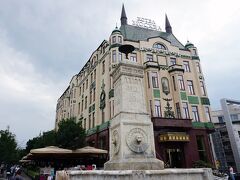 テクテク歩きテラジエ噴水とホテル・モスクワ・ベオグラード

噴水はミロシュ・オブレノヴィッチ(ルビツァ公妃の館、ルビツァさんの旦那で共和国広場の騎馬像の父ちゃん=オスマン朝からセルビアの自治を獲得したセルビア建国の父的存在)の命により1860年に作られた高さ8mの噴水