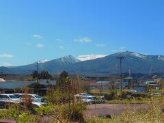 共同浴場神の湯付近から見た蔵王山頂です。４月中旬ですから、雪をかぶっていました。