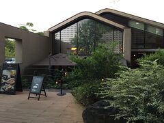 IVY PLACEなど、人気のカフェやレストランも入っています。