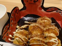 電車とバスを乗り継いで伊丹到着。朝食にくくるのたこ焼き。