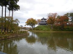 裏手に回ってみました。旅バラのスタートはこの辺ですね。