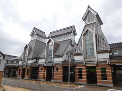 高田駅に戻って来ました。お城をイメージした駅舎でしょうか。やはりインパクトがあります。