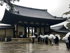 法隆寺に着きました。

雨が本降りになってきました。

観光バスで良かったなぁ～。