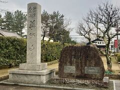 唐招提寺は、鑑真が開いた寺で、金堂内部には、国宝や重要文化財の仏像が、勢揃いしていました。お堂の中央に鎮座する、御本尊の盧舎那仏。