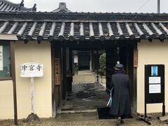 法隆寺東院伽藍の奥に中宮寺があり、法隆寺から直接入り、出られます。
日本最古の尼寺だと言われおり、聖徳太子が生母のために創建した寺院だそうです。
