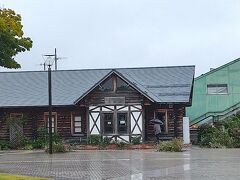 駅です、アメの赤湯駅、
山形鉄道 フラワー長井線（西口）はログハウスの駅舎。
JR（東口）の駅舎はパラグライダー風で、グッドデザイン賞で必見。
