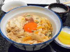 運ばれてきた名代親子丼、中央の卵黄がとても綺麗です、「蘭王」とあります。
とろとろ卵の風味がお口の中に広がります、鶏肉は噛みしめるごとに味わい深い。
蘭王を絡めて味変、より濃厚なコクが堪りません。