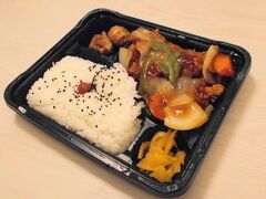 鶏から揚げの甘酢餡かけを購入、出来たてのようでまだ温かいですね。
ジューシーで大きな唐揚げがたっぷり、お野菜も大ぶり、甘酢加減も丁度いい。
安くてボリューム満点のお弁当、美味しかったです。
　
