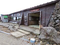 ようやく肩の小屋までやってきました。