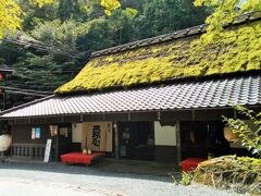 平野屋さんは、一の鳥居の畔にあります。
建てられたのは、およそ400年前の江戸時代初め。
母屋の多くは当時のままだそう。
苔むした茅葺き屋根が素晴らしい、風情満点の店構えです。
