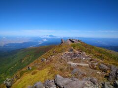 北に鳥海山（秋田県との境、標高2,236m）も手が届く。
