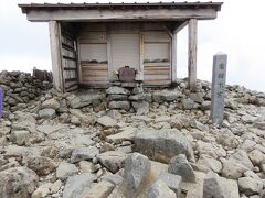 2人並んで二拝二拍一拝。出羽三山に続いて海抜3026m、乗鞍本宮にもコロナ調伏をお願いしました。