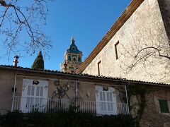 城のような建物がありました。パルデモーサのシャトー(Valldemossa Chaeterhouse)と呼ばれる、かつてのマヨルカ王(Sancho of Majorca)の住居です。