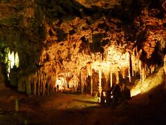 ドラッグ洞窟は鍾乳洞で、見学通路に沿ってライトアップされています。全長2.4kmに及ぶ洞窟群の一つです。