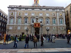 自治統領館（The Palau de la Generalitat de Catalunya）は市庁舎のような外見ですが、カタルーニャ州の統領のオフィスで、この建物は中世に建造された宮殿で、以降、何度も再建と修復が繰り返されています。カタルーニャの歴史を象徴する建物です。