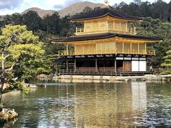 京都を代表する定番中の定番の名所「金閣寺」
晴れた日の金色に輝く金閣は特に素晴らしいですね。池に映る逆さ金閣が素敵で良い写真が撮れました。
