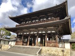 世界遺産の仁和寺、江戸時代に建立された五重の塔や仁王門などが有名です。