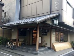 我が家の香りは、松栄堂のお香です。なぜ松栄堂の香りかというと、日本一の旅館「加賀屋」に宿泊した時に炊いていた、お香が、松栄堂の「堀川」で、香りがめちゃくちゃ気に入ったからです。