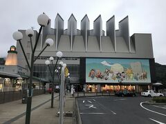 JR境港駅に隣接した、みなとさかい交流館。
妖怪巨大壁画。外観はゲゲゲの鬼太郎のキャラクターが描かれている。

館内はフェリー乗り場・観光案内所・飲食店・売店・入浴施設などがあり、交通・観光の拠点である。
4Fには小規模ながらも入浴施設（「さかいポートサウナ」温泉では無い、入浴料は520円）があり、1時間に1本の列車ダイヤの待ち時間の汗流し時間には好都合。営業時間は21:30まで。