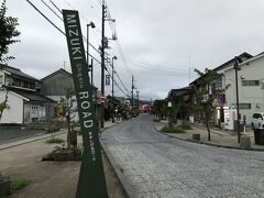 水木しげるロード。
境港駅に始まり、駅からは一面水木しげるの世界。
境港駅から本町アーケードまでの全長約800メートルの間に「ゲゲゲの鬼太郎」のキャラクターや日本各地の妖怪をモチーフとした銅像など多数のオブジェが設置されており、店舗と道路が一体化した妖怪ワールドで、見飽きない場所。
日没後から22時まではライトアップされ異様な世界に変身する。