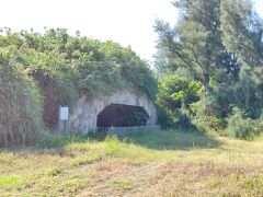 まずは空港近くにある掩体壕。戦争中の防空壕でコンクリート製のはこれが大きかったらしく、飛行機とか隠してたらしい。