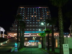 神戸メリケンパークオリエンタルホテルです。
1階、2階には客船が入出港する中突堤旅客ターミナルが併設されており、あの豪華客船『飛鳥Ⅱ』や『ザ・ワールド』なども入港します。
豪華客船で世界一周って、死ぬまでに一度は行ってみたいですね～。