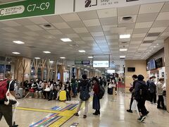 本日はバスタ新宿からスタート。
三連休初日の夜なのでもう少し空いてるかと思いきや、なかなかの密っぷり。
昨日は台風が吹き荒れていたのでその皺寄せがきてるのかな？