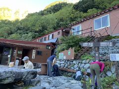 7時35分、岳沢小屋に到着。
思いのほか近くて驚きました。

小屋前には準備中の方がちらほら。