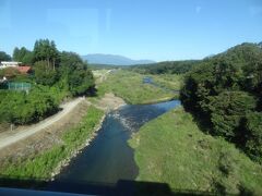 那須岳山麓を水源とする那珂川を渡ります。