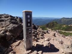 10:49
ロープウェイ山麓駅から3.1km/1時間21分。
朝日岳山頂/E1,896mに着きました。

(E=標高.Elevation）