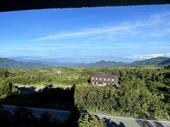 立山荘の食堂からの眺め
遠くに能登半島まで見えました