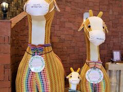 タオル美術館玄関の麒麟もマスクをしていました。