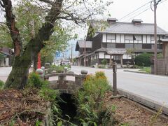 「小幡の城下町」
今までこの街のことを全く知りませんでした。
織田家にまつわる史跡も多く、風情のある城下町をよく保存しています。
古い石垣が組まれた武家屋敷や堰、桜並木、白壁塗りの旧家の町並みも、手入れをしてあって、町が綺麗でした。
特に春のこの桜並木は素晴らしいです。
