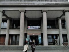 「渋沢栄一記念館」
建物の左側が記念館で、右側が公民館になっています。
前に、バスも駐まれる広大な駐車場があります。