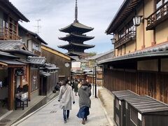 清水寺から、八坂の塔を目指す、狭い道は、本当に京都らしい風景が続きます。

八坂の塔は、正式には、法輪寺の五重塔で、周辺のランドマークとなっています。