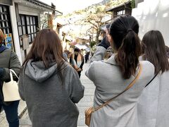 清水寺から八坂神社に向かう途中に二年坂がありました。石畳に太陽の温かみのある光が反射してとても素敵です。二年坂は、道幅が広くて距離も150m。