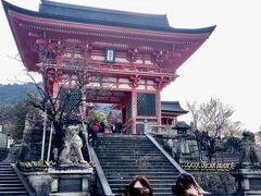 京都に着いて、朝一番で清水寺に来ました。団体がやって来て混み合う前の9時に到着しました。
おかげでゆっくり見て回ることができました。帰る頃には、人が増えてきました。