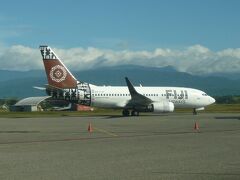 アウステン山を背にして、滑走路に駐機しているフィージー航空機です。

フィージーは、日本海軍が計画していたＦＳ作戦(Ｆは、Ｆｉｊｉの頭文字です。)の目標地点であった島です。
ガダルカナル島は、ラバウルからフィージー島への中間に位置する場所にあります。

ガダルカナル島で、フィージーの航空機を目にするとは、不思議な因縁を感じます。

この飛行機は、フィジーのスバ飛行場に向かうのでしょう。