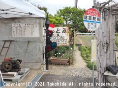 諸富駅跡

駅があったのは、少し先の諸富文化体育館付近で、体育館の西側の道路に記念碑が残っています。
写真は国道208号と交差する近くにあるチューリップまつり会場で諸富花いちもんめの会がまつり期間中に展示している資料です。


諸富駅：https://ja.wikipedia.org/wiki/%E8%AB%B8%E5%AF%8C%E9%A7%85
諸富文化体育館：https://www.city.saga.lg.jp/main/18465.html
国道208号：https://ja.wikipedia.org/wiki/%E5%9B%BD%E9%81%93208%E5%8F%B7
チューリップまつり：https://www.tsunasaga.jp/morodomi/2021/04/post-254.html
諸富花いちもんめの会：https://www.city.saga.lg.jp/main/49377.html