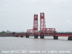 筑後川昇開橋

筑後川に架けられた可動橋です。
佐賀線運行時には、可動部を昇降させる筑後川信号場でした。
現在も休業日を除いて時間内は見学者が来ると可動部を上げ下げしてくれます。
動画①(上昇時)：http://takahide.hp2.jp/Oita/%E6%98%87%E9%96%8B%E6%A9%8B1.mp4
動画②(下降時)：http://takahide.hp2.jp/Oita/%E6%98%87%E9%96%8B%E6%A9%8B2.mp4

筑後川昇開橋：https://ja.wikipedia.org/wiki/%E7%AD%91%E5%BE%8C%E5%B7%9D%E6%98%87%E9%96%8B%E6%A9%8B
筑後川：https://ja.wikipedia.org/wiki/%E7%AD%91%E5%BE%8C%E5%B7%9D
可動橋：https://ja.wikipedia.org/wiki/%E5%8F%AF%E5%8B%95%E6%A9%8B
筑後川信号場：https://ja.wikipedia.org/wiki/%E7%AD%91%E5%BE%8C%E5%B7%9D%E4%BF%A1%E5%8F%B7%E5%A0%B4
重要文化財：https://bunka.nii.ac.jp/heritages/detail/158345
機械遺産：https://www.jsme.or.jp/kikaiisan/heritage_023_jp.html
可動時間：https://www.shoukaikyou.com/outline/#time