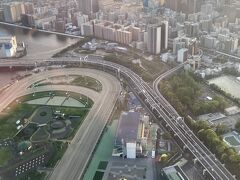 競馬場では飛行機が飛んでくるとすごい音でビックリしますが、乗っている方はいい気なものです。

初めてのSFC修行は2日目が終了です。