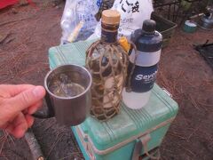 西浜キャンプ場
ベースキャンプ場に戻り、雪渓の水を浄水器を通して水割りで飲む。カドのない水割りでした。
