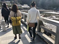 嵐山と言えば「渡月橋」と言われる程、知名度と人気がありますね。現に、今回、京都が初めての娘が、2番目に行きたいと言った場所でした。
