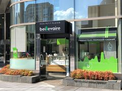 東京・表参道【MON PETIT PLAISIR beillevaire】

2021年9月1日にオープンしたソフトクリーム【モンプチ・プレジール・
ベイユヴェール】青山店の写真。

【ゴントラン シェリエ】東京青山店すぐの場所にオープンしました。
位置情報はまだありませんので六本木にしておきます。

以前、『虎ノ門ヒルズビジネスタワー』編でこちらの
絶品ソフトクリームを載せました↓

<2020年6月11日に開業した商業施設『虎ノ門ヒルズ ビジネスタワー』
「虎ノ門横丁」にあるグルメ店情報！ミシュラン獲得の京都の名店
【鰻割烹まえはら】の【京都 鰻 まえはら】で鰻しゃぶしゃぶ♪
【ベイユヴェール】の絶品発酵バターソフトクリーム>

https://4travel.jp/travelogue/11628908

日本1号店の麻布十番店はブランド初となるパティスリーと
フロマジュリーの複合店舗。

「beillevaire（ベイユヴェール）」のフロマージュやバターを使った
スィーツをはじめ パスカル・ベイユヴェールがセレクトした
フロマージュや発酵バターも取り揃えております。 