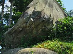 櫻山神社の横にある烏帽子です。岩大きくて迫力があります。見る価値ありです。