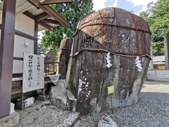 三ツ石神社の大岩です。ここに鬼の手形があるらしいのですが、どこだかわかりませんでした。岩手県の名前の由来となった神社です。無人なので、御朱印は櫻山神社でもらいます。