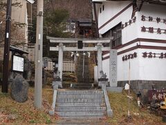 どうしても来たかった温泉神社
真冬に訪れた時はすべてが雪に埋まり、見上げるだけでお参りできませんでした。