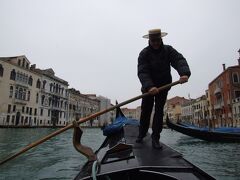 ヴェネチア　ゴンドラ船に乗って歌声も披露していただいた。