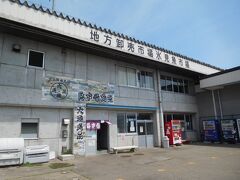 市場にある飲食店。ここも行列ができていました。