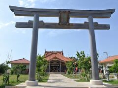 宮古神社（写真）は、1590年建立、神社本庁包括下では日本最南端の神社です。はるか熊野本宮、熊野速玉、熊野那智大社から招いた熊野三神と沖縄の豊見親三神を祀っています。